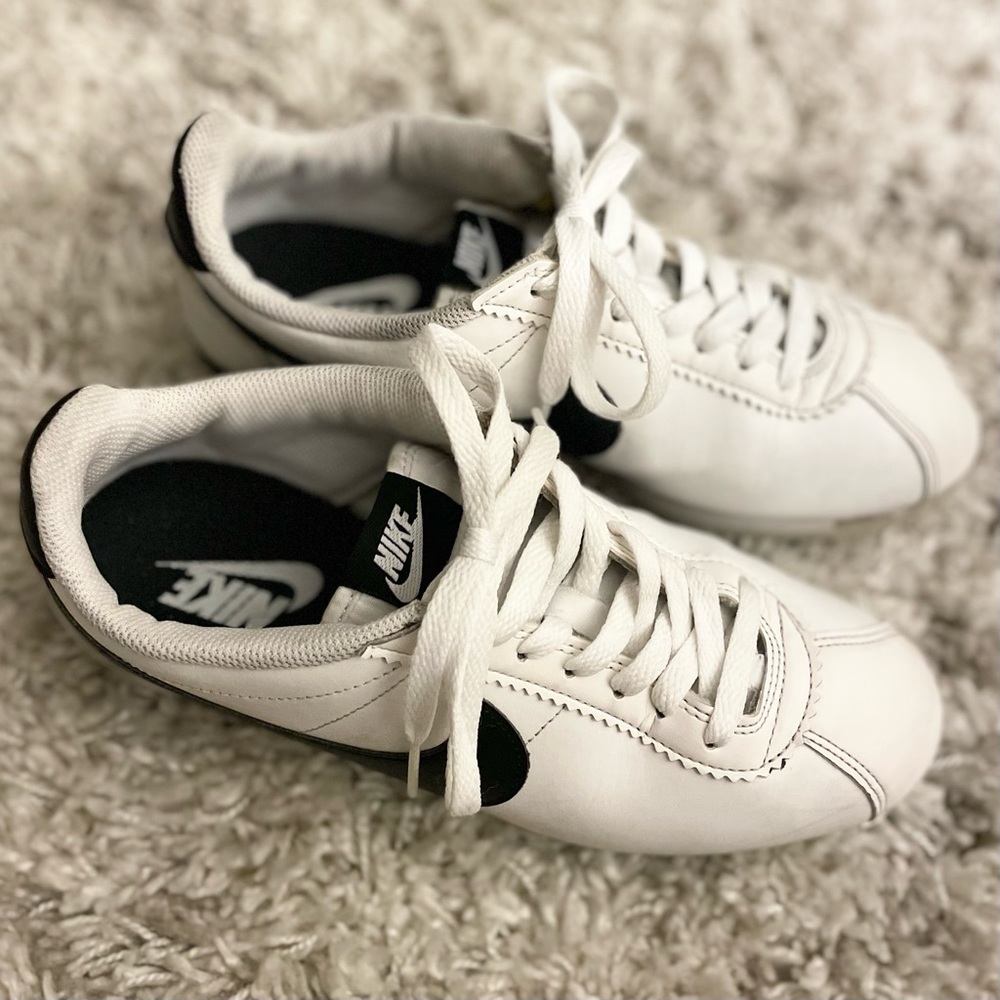 • SOLD • Nike Cortez Basic Women Size 8.5